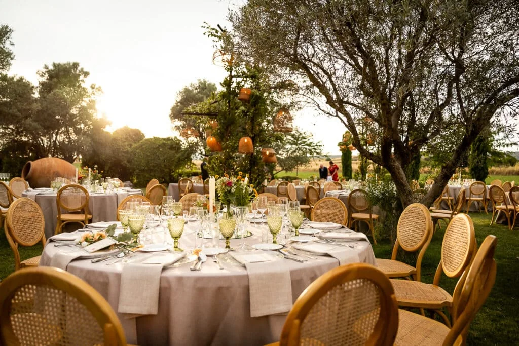 mesa de invitados de boda en una finca al aire libre